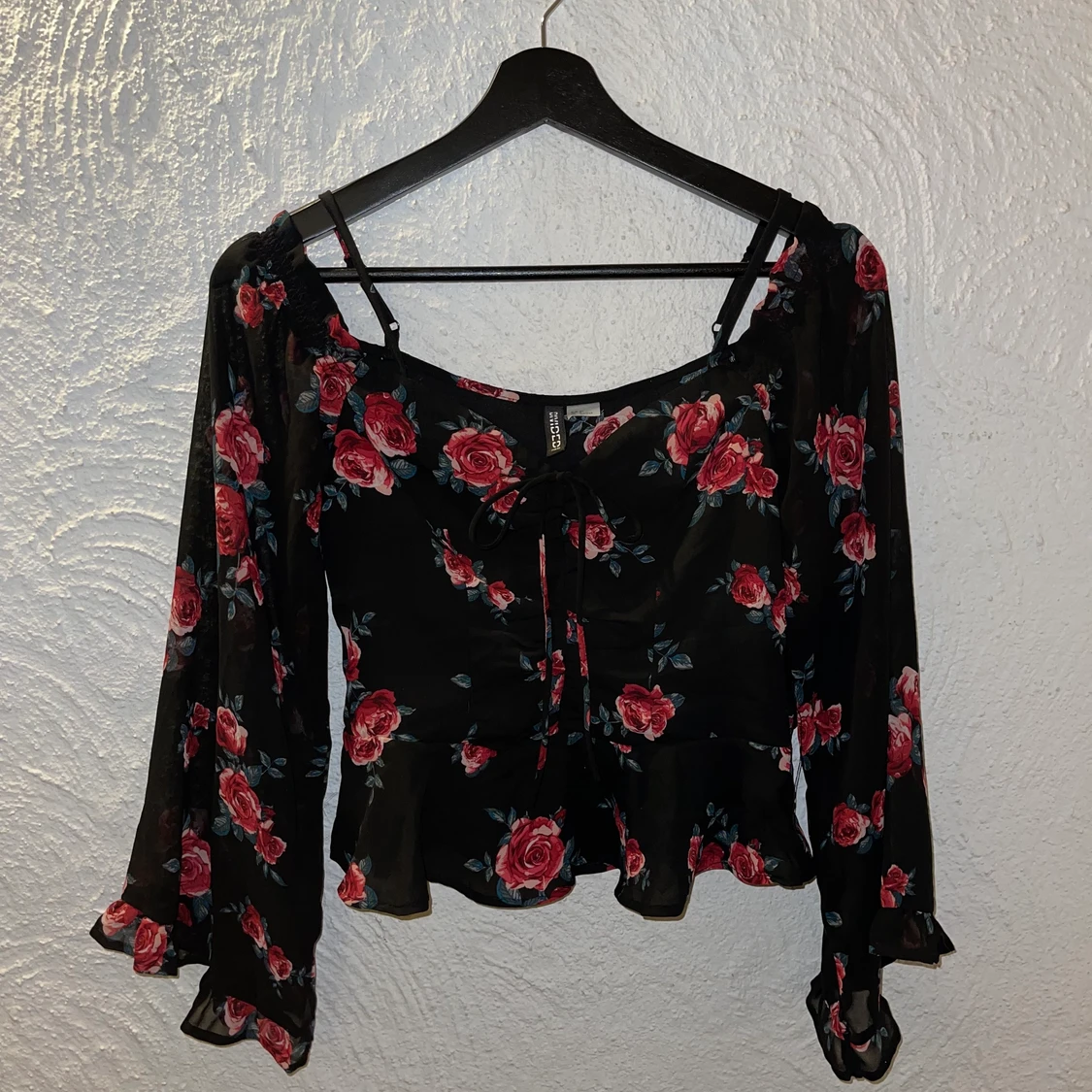 Oanvänd topp med blommor