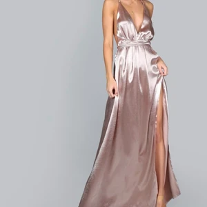 Balklänning - Säljer nu denna jättefina balklänning. Storlek M. Oanvänd med prislapp kvar. Pris 200kr. Frakt tillkommer. Skicka privat för bilder på.