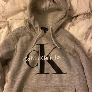 Grå Calvin Klein hoodie. Strl S. Köpare står för eventuell frakt💗