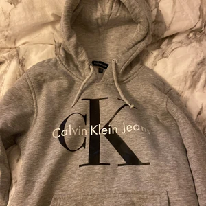 Grå hoodie - Grå Calvin Klein hoodie. Strl S. Köpare står för eventuell frakt💗