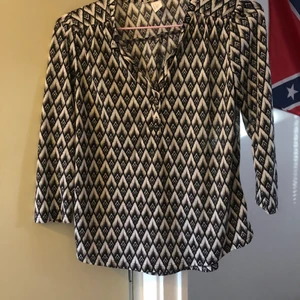 Blus - Mönstrad blus i mjukt material. Det är knappar fram så man kan välja hur man vill ha den fram till. Jag har använt den få gånger då jag inte trivs i blusar. 