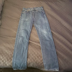 Vintage Levis 501  - Säljer mina vintage Levis 501 i storlek w33 L36. Längden passar bra för mig som är 184 cm. De är i superbra skick, inga fläckar eller något.