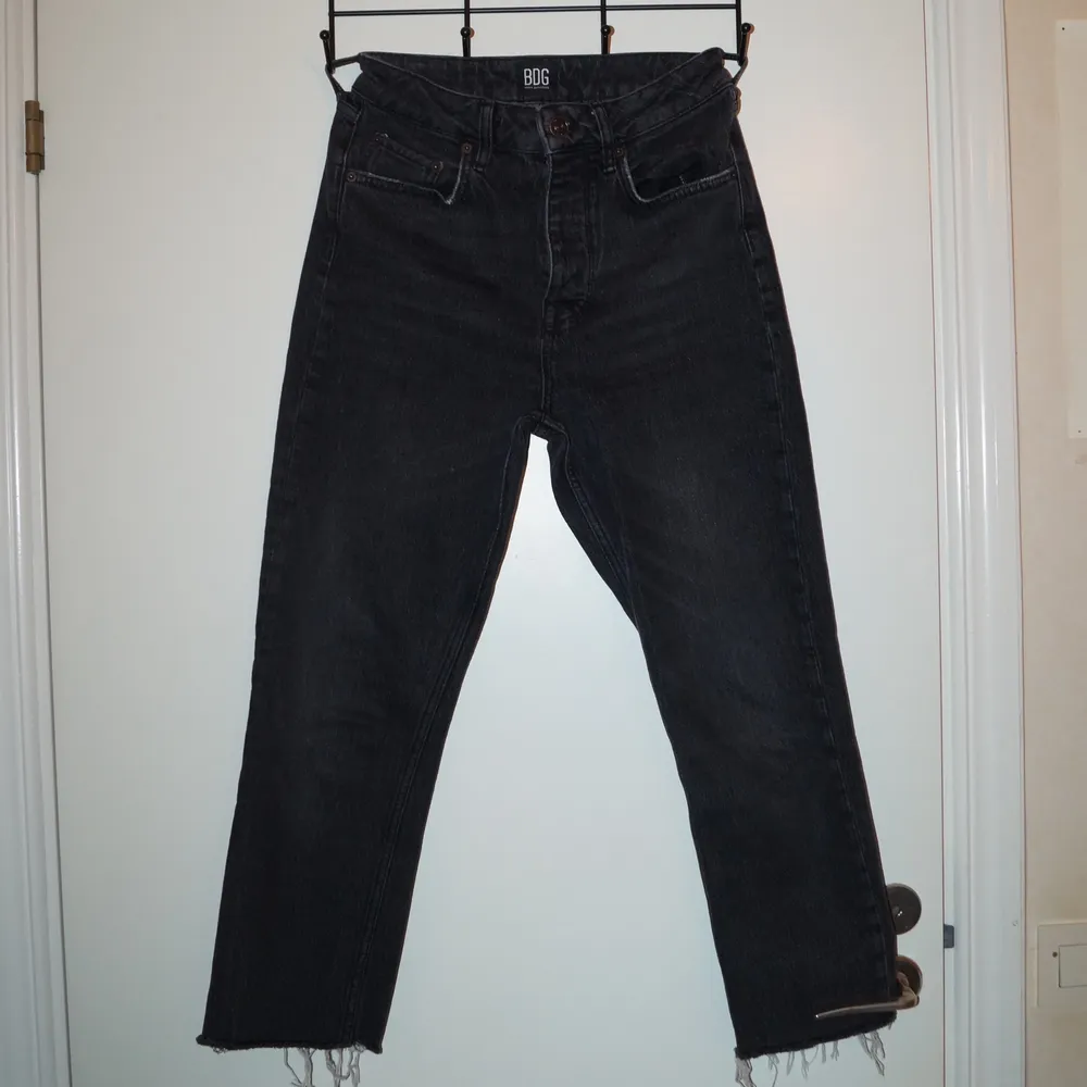 Ett par standard, highwasted, momstyle, croppade gråa jeans från URBAN OUTFITTERS i strl W27. Ingen dragkedje ned mitten utan KNAPPAR, otrolig detalj! God skick! . Jeans & Byxor.