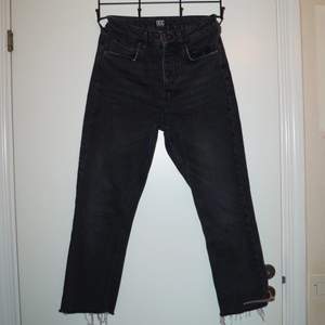 Ett par standard, highwasted, momstyle, croppade gråa jeans från URBAN OUTFITTERS i strl W27. Ingen dragkedje ned mitten utan KNAPPAR, otrolig detalj! God skick! 