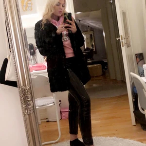 Lackbyxor - Minns ej storlek men sitter som M. Har typ använt 2 gånger pga inte min stil. Dom låter litegranna när man går men det är det materialet så går ej undvika.