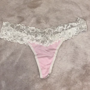 Trosor, Victoria’s Secret  - Trosorna är från Victoria’s Secret. De är rätt små i storlek. Skulle säga att dem passar en XS eller en liten S. Aldrig använda.