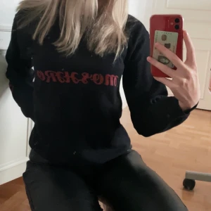Svart sweatshirt  - Svart sweatshirt med tryck köpt på beyond retro. Bra skick!Strl S. Köparen står för frakten💕