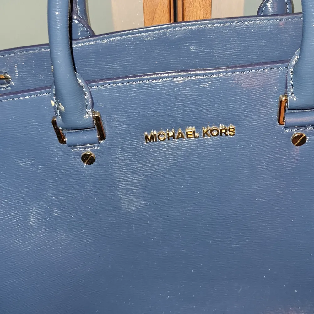 En special edition väska i blå vax färg. Den är helt ny, bara stått i hyllan. . Accessoarer.