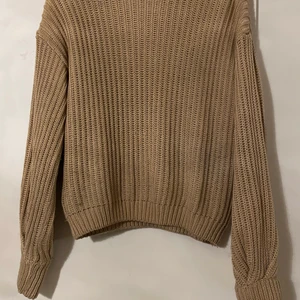 stickad tröja från NA-KD - är i bra skick och sitter som en S men funkar även som M för den är stor i storleken 