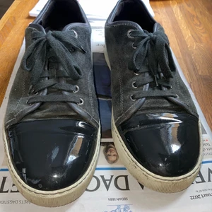 Lanvin Mörkgrå - Säljer mina mörkgråa Lanvin i storlek 9 (som motsvarar st. 43-44) pga att jag har andra par som används mer! Hör av er vid frågor eller funderingar. Med vänlig hälsning, Johan