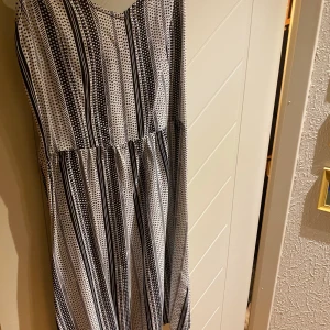 Klänning  - Från h&m storlek S. Köparen står för frakt, skickas helst med spårbart eller möts upp i Stockholm.