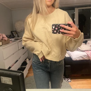 Beige sweatshirt  - Säljer denna sweatshirt då den inte längre kommer till andvänding