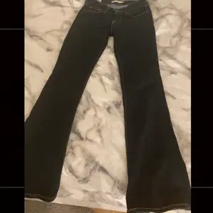 Jätte fina utsvängda lågmidjade Levis jeans i storlek 25/xs. De är i mycket bra skick (de är inte fläckiga bara min spegel som är smutsig).Tar endast emot swishbetalningar, köparen står för frakten💗