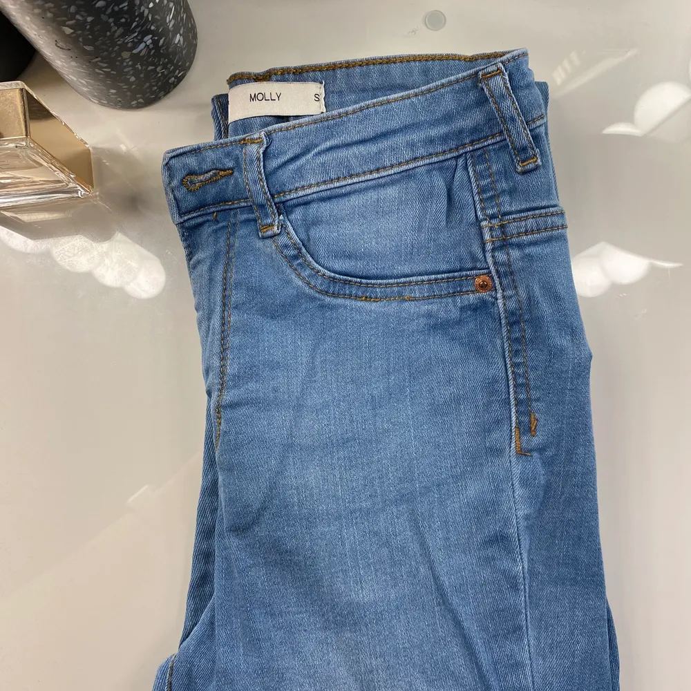 Molly jeans från GinaTricot i en blå ton, superfint skick! Storlek S . Jeans & Byxor.