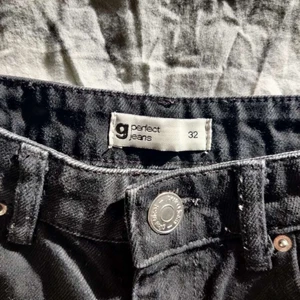 Svarta Jeans - Ett par svarta Jeans från Gina, säljer för dom e för små🙂