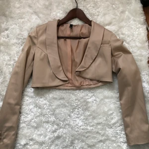 croppad kavaj - en croppad kavaj, vintage från hm som min mamma köpt. Perfekt till fest och lågmidjade jeans💓💓