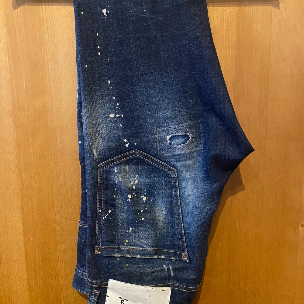 Blå Jeans från Dsquared2, utmärkt skick bortsett från mindre skråma på vänster knä. Köpta från FARFETCH för 4600kr.. Jeans & Byxor.
