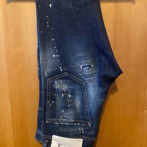 Blå Jeans från Dsquared2, utmärkt skick bortsett från mindre skråma på vänster knä. Köpta från FARFETCH för 4600kr.