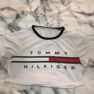 Croppad tröja av märket Tommy Hilfiger. Vet inte om det är äkta eller inte. Storlek xs/s och nästan aldrig använd.