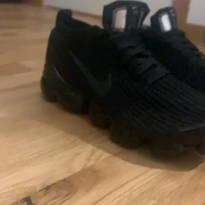 Vapormax flyknit 3 svarta - Köpt för 2600 för nått år sen, inga skador eller punka, storlek 43 men passar även 42/44 