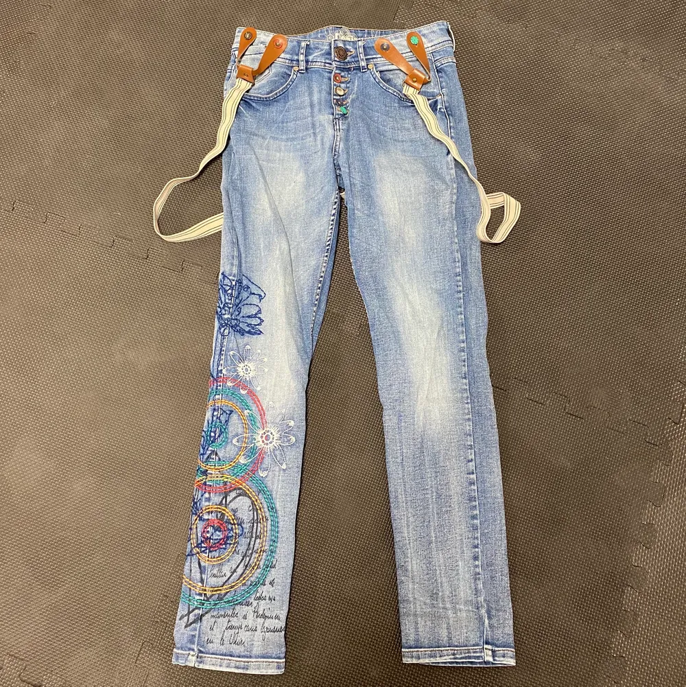 Jeans från Desigual i storlek 26. De lutar åt en mer rak passform med hängslen som tillkommer. Hängslerna går att även ta bort. Köparen står för frakten, priset går att diskuteras. För fler bilder eller frågor, hör gärna av dig <3 . Jeans & Byxor.