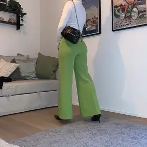 Selling there really cool green pants! They’re lovely, completely new and still have the tag on them - the only reason I’m selling is because I need more closet space. I’m 163.5 cm and can meet up for those in Stockholm. 