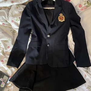 Kavaj och klänning - Säljer det här packet (klänningen från Brandy Melville och kavajen) för 160 med gratis spårbar frakt!! Använder dom inte 💕 obs kavajen är inte från Brandy