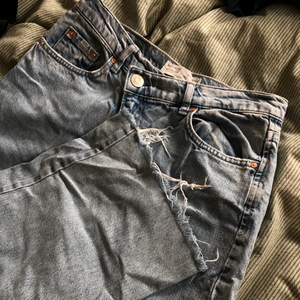 Säljer dessa asballa jeans som går omlott i midjan o skapar fin form, tyvärr försmå för mig:/  (färgen ser ni bäst på mittenbilden). Jeans & Byxor.