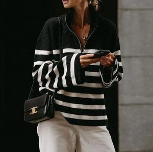 & other stories stickad tröja storlek M - Stickad half zip tröja från & other stories i storlek M, endast provad 1 gång och sedan kvarhängande i garderoben under vintern. Fint skick utan defekter/noppror/tråddragningar m.m. Passar även storlek S om man vill ha den en aning oversize (som på första bilden). Finns att hämtas i Göteborg, annars står köparen för frakten som tillkommer på 66kr spårbart med postnord. 