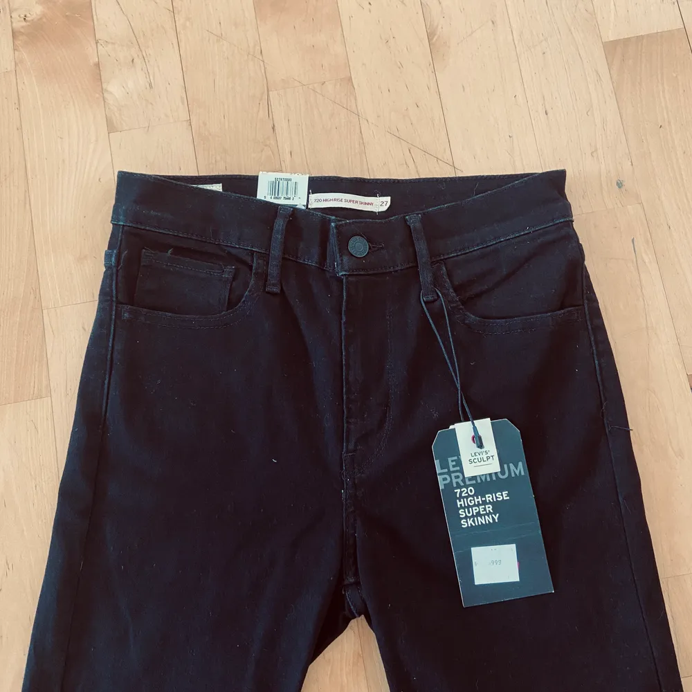 Levis skit snygga jeans som tyvärr inte kommer till användning. Frakt tillkommer!🥰 nypris 999. Jeans & Byxor.