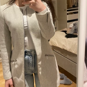 Kappa  - En snygg grå kappa köpt från ZARA, den är använd ett fåtal gånger. Bra skick. Snygg färg, passar både våren och  hösten! 