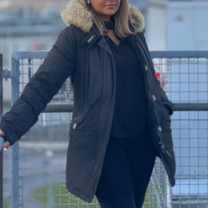 Woolrich jacka strl M - En fin woolrich jacka i storlek M, säljer pga att den numera är för liten. Den är figursydd det vill säga, den är lite tightare vid midjan för att framhäva en timglasfigur. Inget fel alls på den😊Självklart äkta, kan gå ned i pris vid snabb affär!