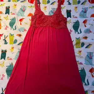 Säljer en rosa spetsklänning! den går till runt mina knän och jag är 160cm, supersöt till sommaren väldigt sprakande färg