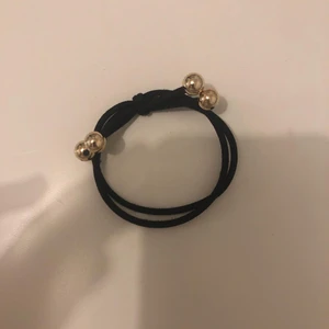 Armband  - Säljer detta superfina armband som även kan användas till håret!💞 I helt nyskick! 