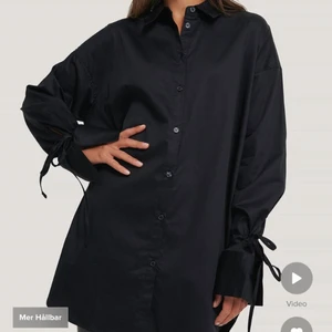 Skjorta med knytarm - Svart skjorta med knytarm från Nakd, säljer för 150! Storlek XS men oversized. ❤️ skicka för fler bilder