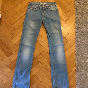 Jeans - Lågmidjade jeans. Skitsnygg wash. Alldeles för små på mig:/ Midjemått tvärs över: 34 cm och innerben 84. Hade passat på en xxs elr mindre. 