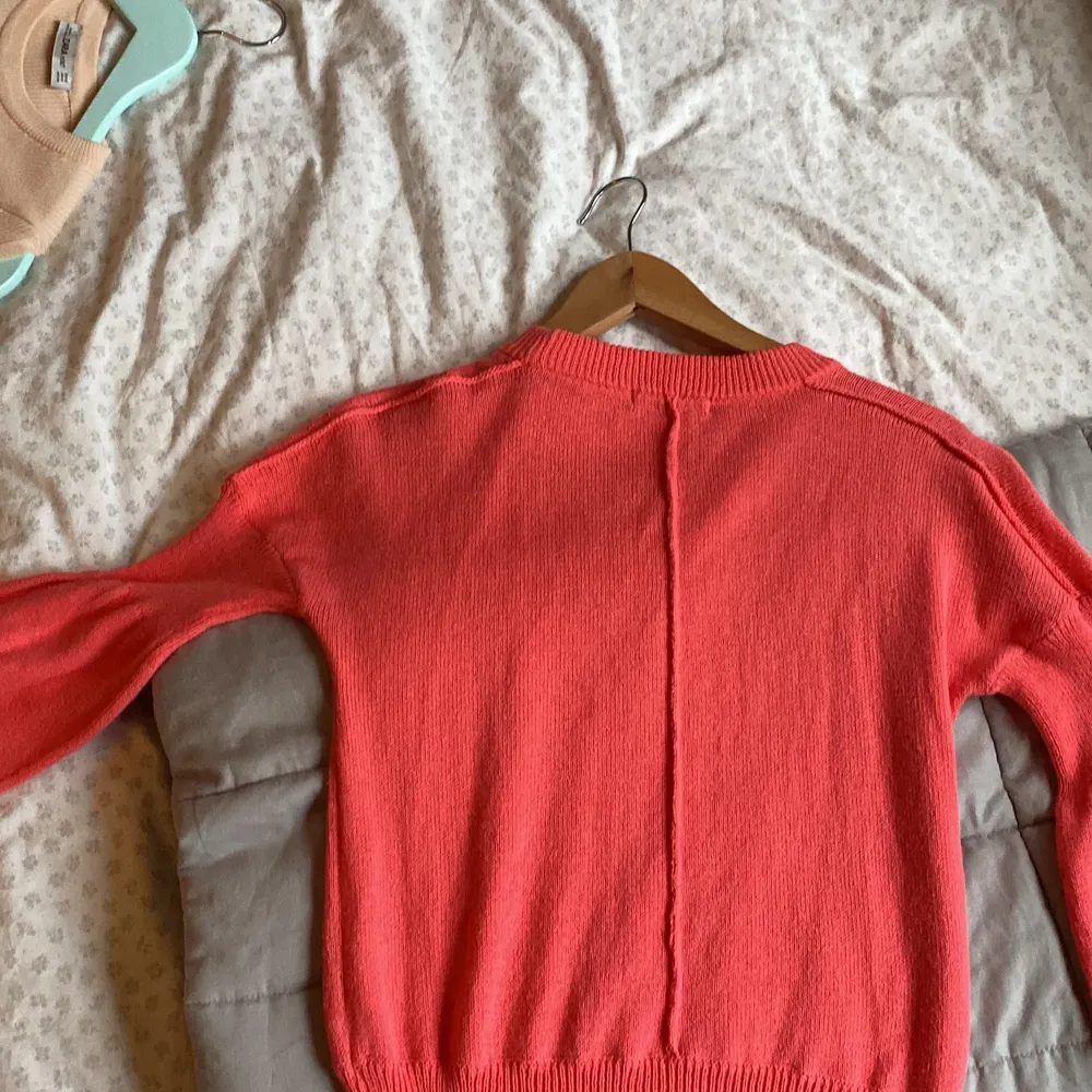 Rosa tröja med linjer. Tröjor & Koftor.