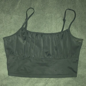 Svart magtröja  - Slutar under brösten typ lite längre ner kanske inköpt för 89kr 