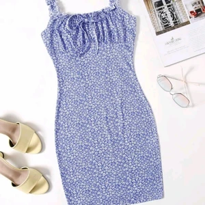 Blommig klänning strl XS -  En riktigt stor hit nu i sommar! En lätt stretchig sommar klänning med blå/lila blommor! Bra skick då den aldrig har används. Kommer från shein och är en storlek XS. Riktigt fin i formen oavsett kroppsmassa. Inte genomskinlig! Frakt (eventuellt pris) diskuteras privat! TACK ❤️