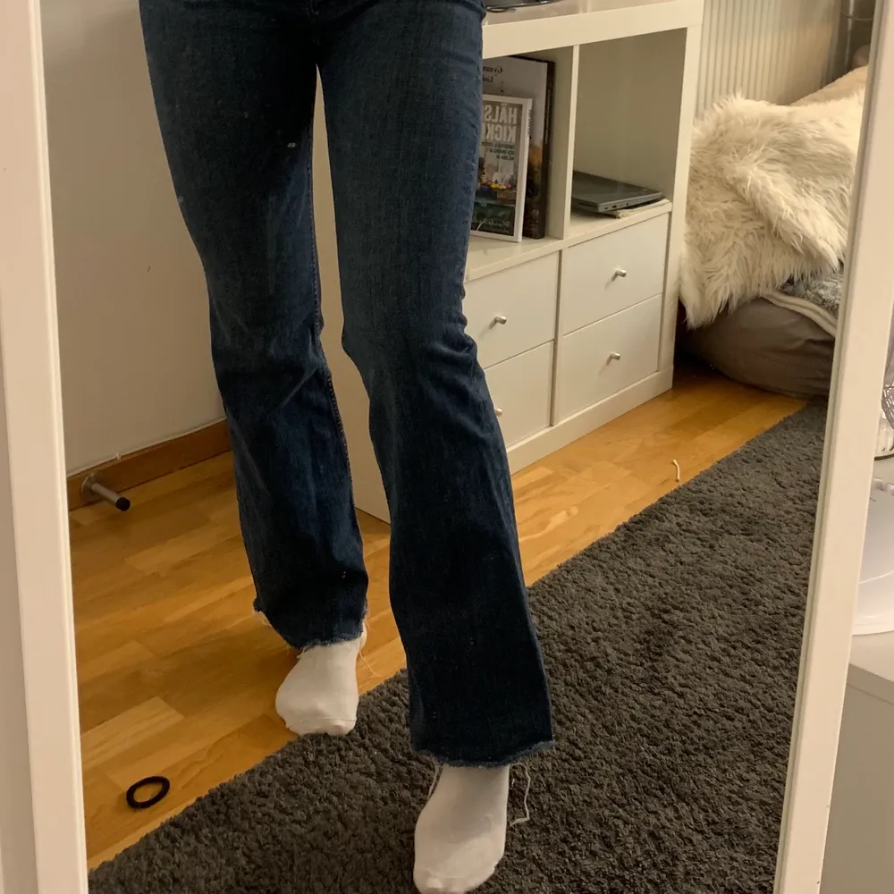 raka/flair mörkblå jeans med medellåg/låg midja. skitsnygga, älskar dem verkligen, men tyvär e de på gränsen till för korta på mig som är 179cm. strechiga. Jag har strl 38 i jeans egentligen så de passar både större och mindre än dess storlek. Jeans & Byxor.