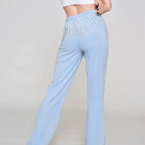 Juicy couture byxor  - !!!INTRESSEKOLL!!! På mina fina blåa juicy couture byxor med text där bak där det står ”juicy”. Dessa byxor köptes i april 2021 och han används max 5 gånger. Säljer endast dessa vid bra pris. 💗💗💗Frakten ingår inte i priset 