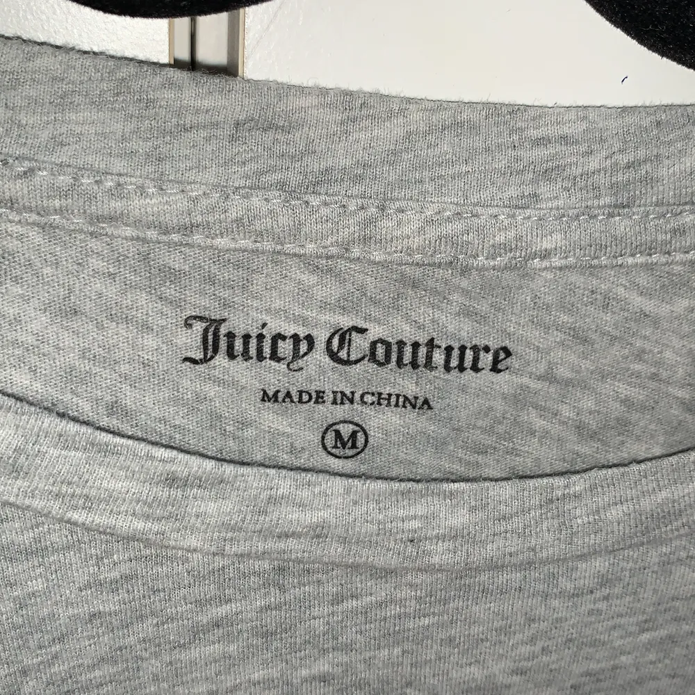 En grå t-shirt från juicy couture. Den är ganska liten i storleken. Väldigt bra skick . T-shirts.