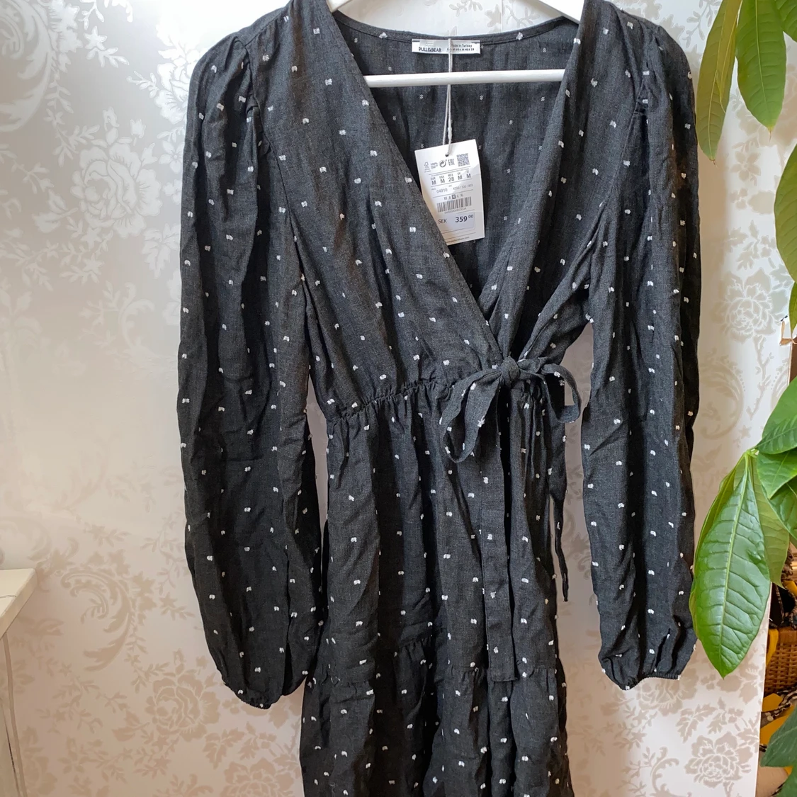 Fin långärmad klänning från zara med knytning i midjan🤍