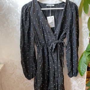 Fin långärmad klänning från zara med knytning i midjan🤍 - Aldrig använd, prislapp kvar