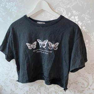 T-shirt från Pull and bear - T-shirt från Pull and bear som jag har klipp av själv❤️ den är lite croppad nu