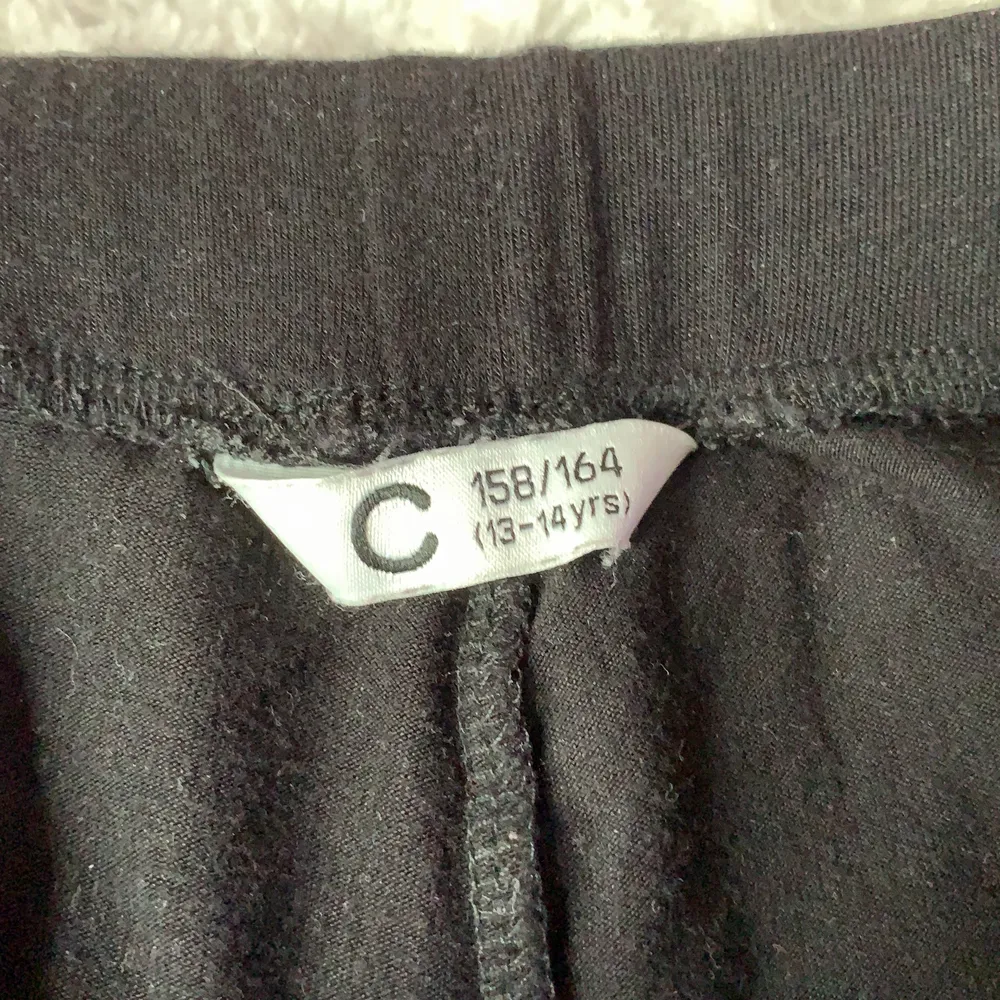 Säljes dessa byxor från Cubus pga ingen användning längre och de är för små! De är i väldigt bra skick!! Skriv om ni är intresserade!❤️. Jeans & Byxor.