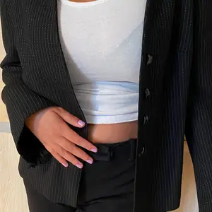 Snygg kavaj! Säljes för använder ej tyvärr!! Är i fint skick. Köparen står för frakt!💕