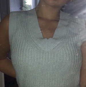 En blå stickad väst från h&m🥰 - Säljer denhär för att den inte kommit till användning, använd 1 gång så de är inget fel på den☺️nypris:80