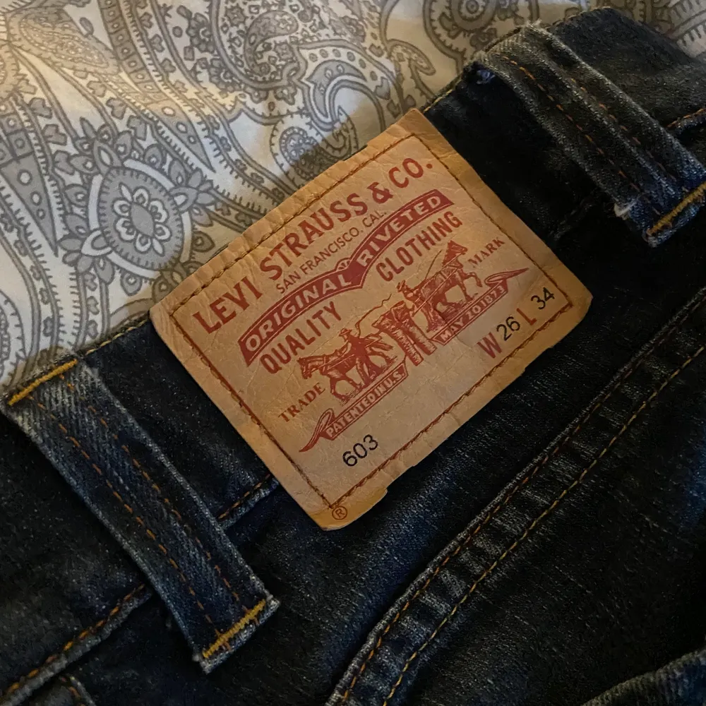 Ett par jätte fina lågmidjade Levis jeans, säljer då de är lite för små för mig runt höft och ben, men perfekt i längden. Tycker dem sitter lite pösigare ändå inte helt skinny. Litet hål på sidan som går att fixa. Använt fåtal gånger!😍. Jeans & Byxor.