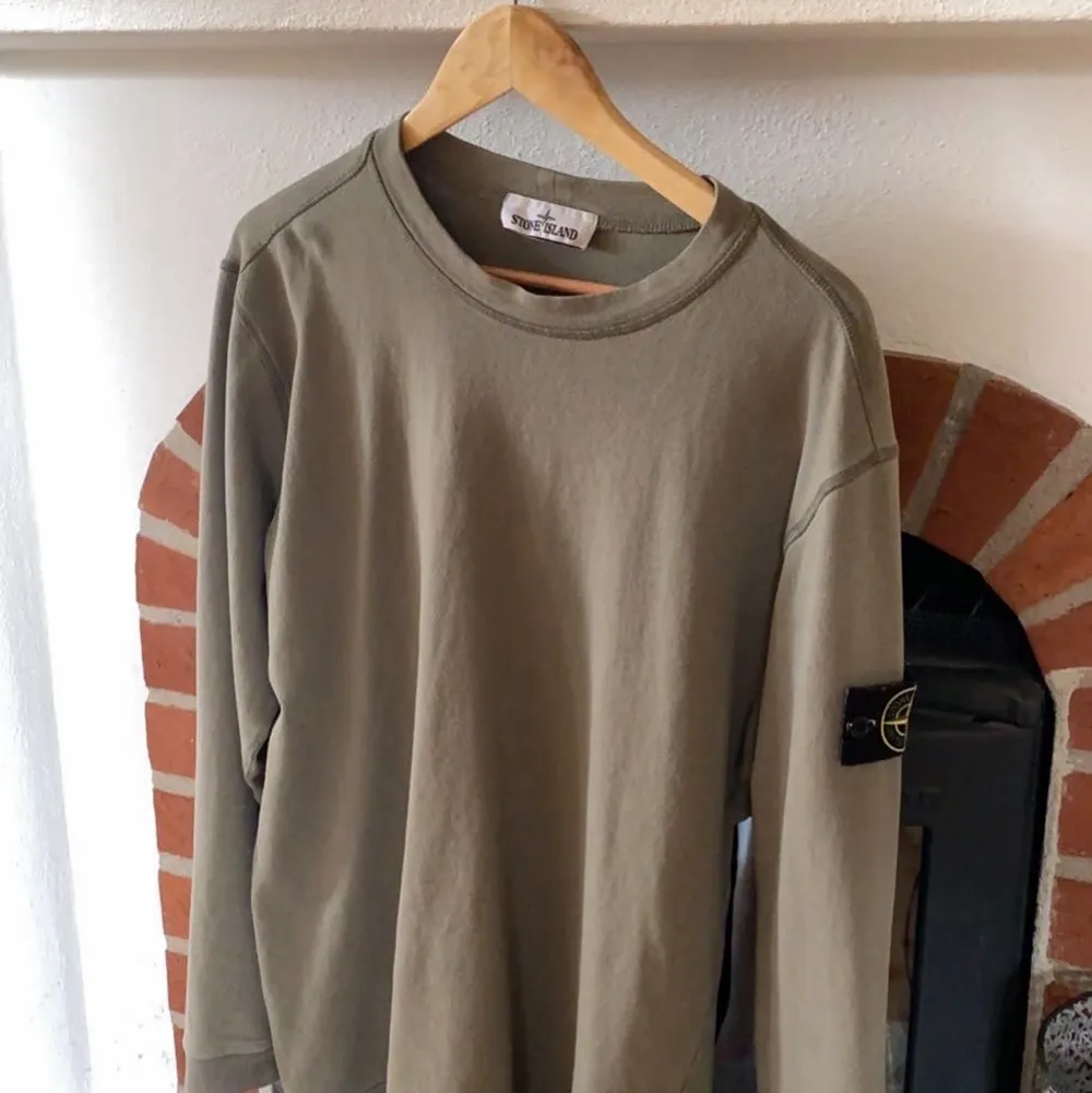 Navy green stone sweatshirt. använd fåtal gånger, pris kan diskuteras. Tröjor & Koftor.